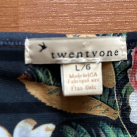 Twentyone by Forever 21 women’s tiered floral print top Size Large - Picture 4 of 6